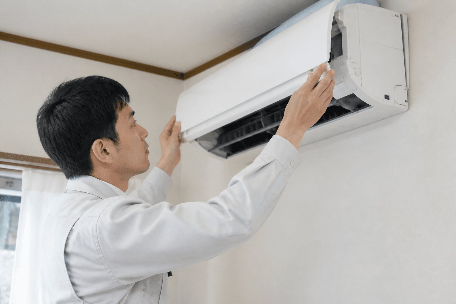 お客様へ作業内容を説明するスタッフ