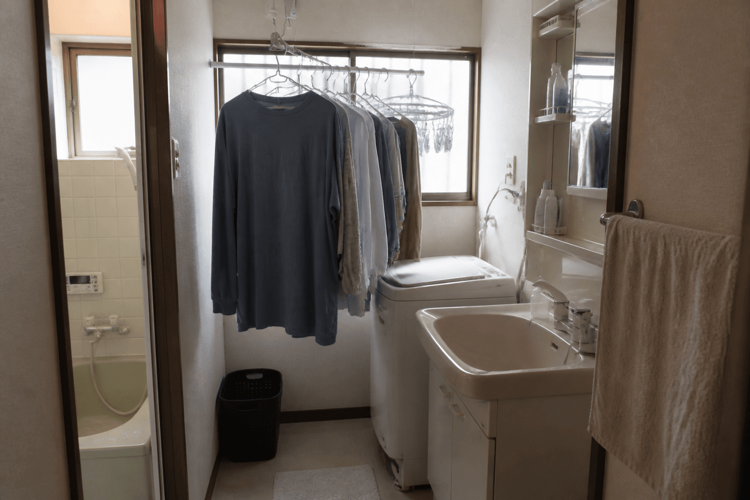洗濯物が並ぶ戸建住宅の脱衣所