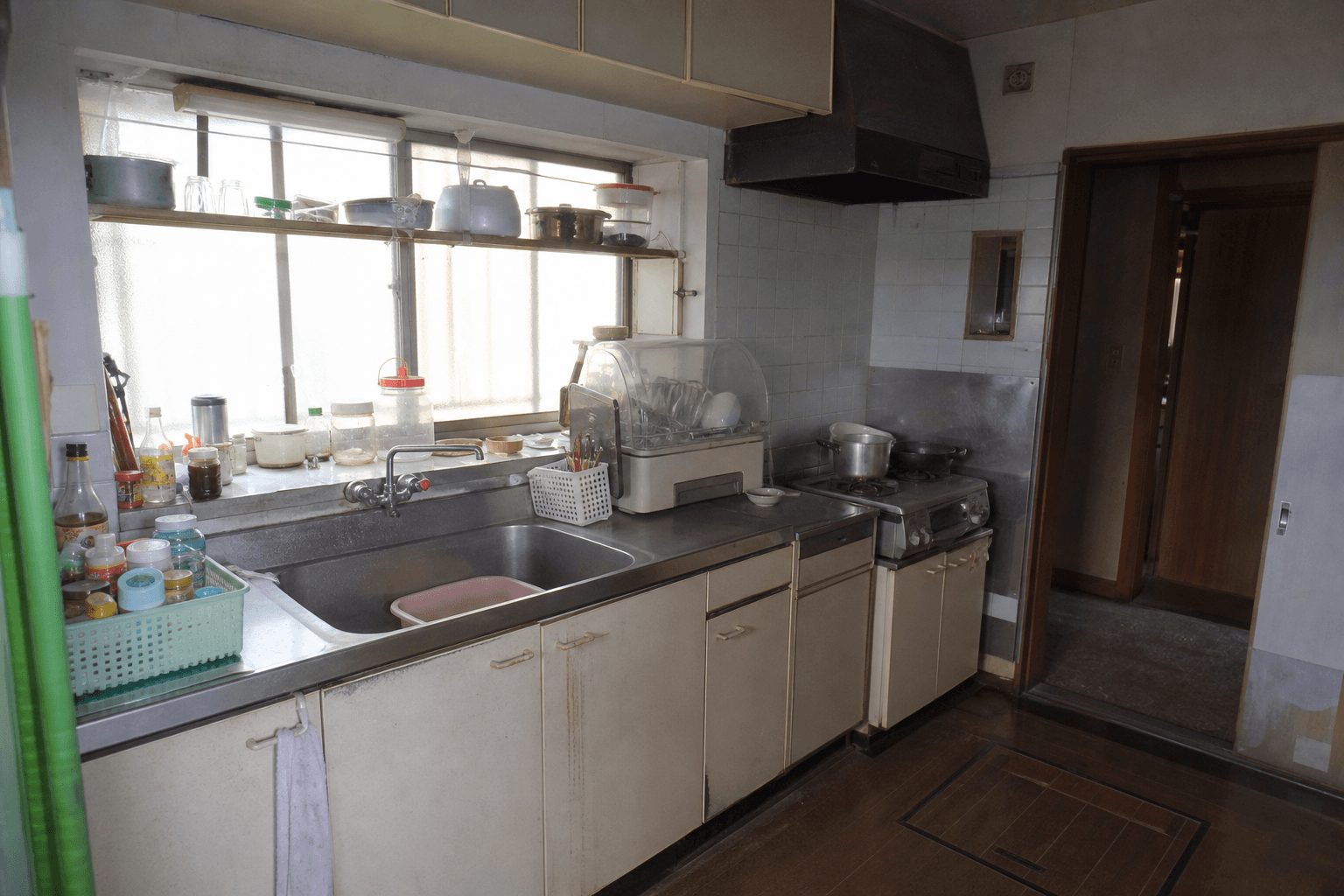 傷みの出ていた戸建住宅のキッチン