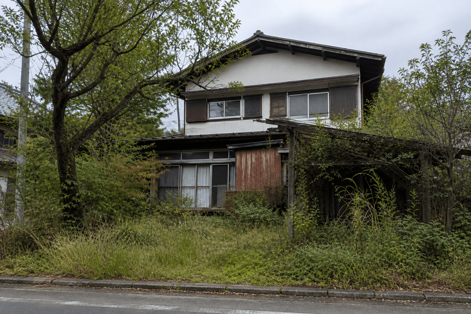 しばらく手が入っていなかった戸建住宅の外観